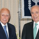 papoulios-perez-thumb At state dinner, Peres says that his late father, Yitzhak, as a soldier in the British Army, had been stationed in Greece.